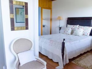 A bed or beds in a room at Casa de Pedras Alvas
