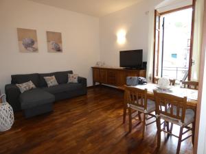 a living room with a couch and a table at LA VALLETTA SUL MARE in La Spezia