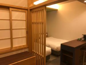 Postel nebo postele na pokoji v ubytování Hotel Yururito Osaka