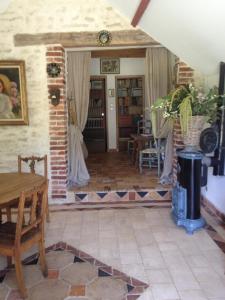 Una sala de estar con una mesa y una chimenea. en Hôte Sainte Marie, en Ouchamps 37 fotos más