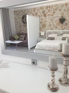 Uma cama ou camas num quarto em Villa Lithos Parga