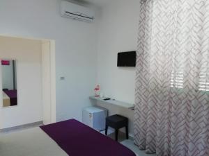 Televízia a/alebo spoločenská miestnosť v ubytovaní Flamingo Rooms