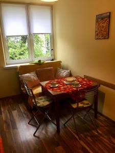 sala de estar con mesa y sofá en Dex, en Cracovia