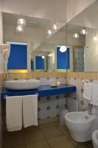 uma casa de banho com 2 lavatórios e um espelho grande em San Domenico Accommodation Maiori em Maiori