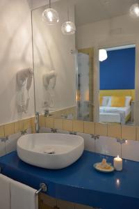 bagno con grande lavandino e specchio di San Domenico Accommodation Maiori a Maiori