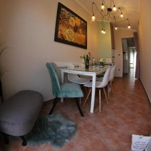 uma sala de jantar com mesa e cadeiras em Room and Apartment Doris em Umag