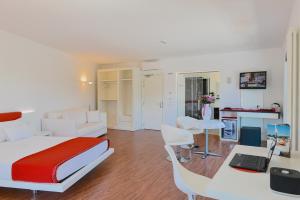 A television and/or entertainment centre at Stay Michelangelo Jesolo Only Adults