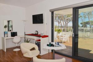 A television and/or entertainment centre at Stay Michelangelo Jesolo Only Adults