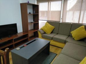 sala de estar con sofá y mesa en Manolo piso en Portomarin