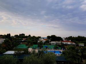 المسبح في Hotel Residence Villa Ascoli أو بالجوار