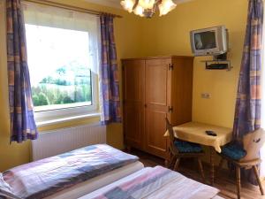 Ένα ή περισσότερα κρεβάτια σε δωμάτιο στο Gasthof-Pension Reidnwirt