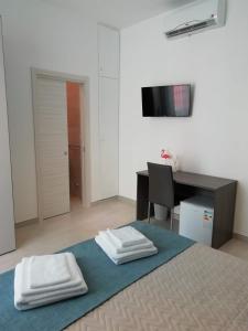 Televízia a/alebo spoločenská miestnosť v ubytovaní Flamingo Rooms + 36 fotografií