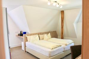 מיטה או מיטות בחדר ב-Pension Alscher Garni