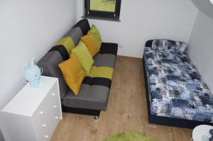 - un salon avec un canapé et un lit dans l'établissement Domek Tadeusz, à Śleszowice Górne