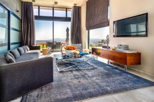 Et opholdsområde på Stellar Guest Villa on Stunning Wine Farm