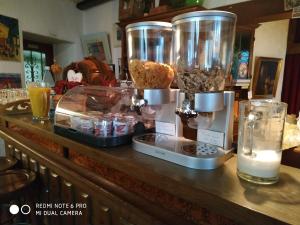 einer Theke mit zwei Glasbehältern mit Lebensmitteln und einer Kerze in der Unterkunft Hotel garni Altes Winzerhaus Moselschänke in Kobern-Gondorf
