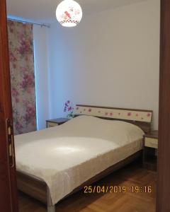 um quarto com uma cama num quarto em Apartment Sunrise em Sveti Stefan