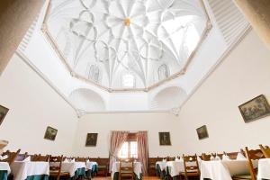 Restaurace v ubytování Monasterio De Piedra