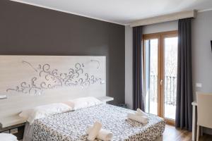 - une chambre avec un grand lit blanc et 2 serviettes blanches dans l'établissement Villa Marra, à Trieste