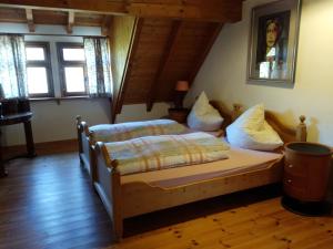 Säng eller sängar i ett rum på Rhöner Landhaus mit viel Flair