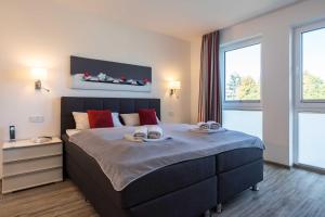 Un dormitorio con una cama grande con dos toallas encima. en Appartement Haffperle-Oase am Haff, en Garz 24 fotos más