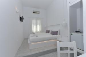 Gallery image of Eleftheria Veloudiou in Tinos Town
