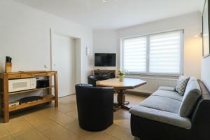 ein Wohnzimmer mit einem Sofa und einem Tisch in der Unterkunft Ferienwohnung Kressmann in Neppermin