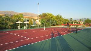 um campo de ténis com uma bola de ténis em House Aurora em San Nicola Arcella