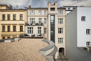 een uitzicht op een gebouw met een trap aan de voorzijde bij Elizabeth Suites in Praag