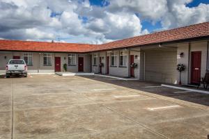 a row of buildings with a car parked in front at Best Western Endeavour Motel in Maitland