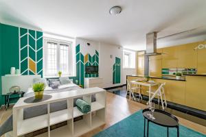un soggiorno con pareti verdi e gialle e una cucina di Chic Home Castle District a Budapest