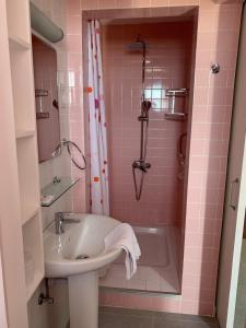 Koupelna v ubytování Axiothea Hotel