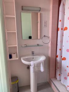 Koupelna v ubytování Axiothea Hotel