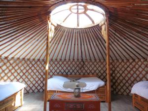 Tempat tidur dalam kamar di Les Yourtes Du Béarn - Domaine des deux clos