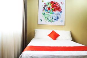 Una cama o camas en una habitación de Maven Buncit