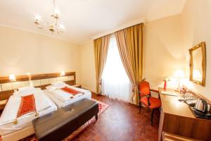 Postel nebo postele na pokoji v ubytování Hotel Kristály Imperial