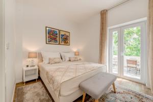 Un dormitorio blanco con una cama y una ventana. en Villa Corona Split, en Split 78 fotos más