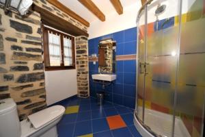 łazienka z prysznicem, toaletą i umywalką w obiekcie Casa Rural Garabilla w mieście Santa Coloma +37 zdjęć