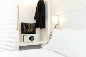 Postel nebo postele na pokoji v ubytování Cosmo Hotel Boutique