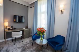 Televízia a/alebo spoločenská miestnosť v ubytovaní Hotel Unicus Krakow Old Town - Destigo Hotels