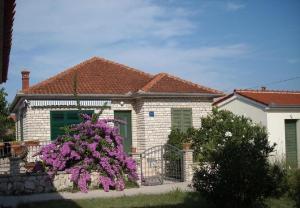 Fotografia z galérie ubytovania Holiday home Jaroje- 80m from beach v destinácii Pašman