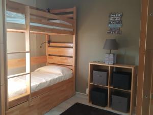 Uma ou mais camas em beliche num quarto em Almancil Hostel