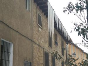 cerca de un edificio de ladrillo con ventanas en 1 P Casa de los Fernandez Rajo, en Orihuela del Tremedal