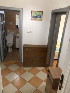 La salle de bains est pourvue de toilettes et d'un lavabo. dans l'établissement Casa Banc, à Baile Unu Mai