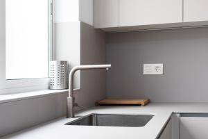 Una encimera de cocina con un fregadero y una ventana. en Rooms & Suites Balcony 3D, en Arrecife 41 fotos más