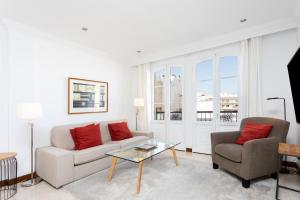 een woonkamer met een bank, een stoel en een tafel bij Rooms & Suites Balcony 3D in Arrecife