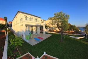 an aerial view of a house with a yard at Luxury Beachfront Villa Smague with Sauna, Zadar in Diklo