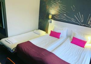 Postel nebo postele na pokoji v ubytování Quality Hotel Park Södertälje City