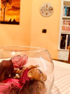 シッラにあるAppartamento nel cuore di Scillaの花の花とナッツが並ぶガラスの花瓶