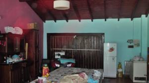 eine Küche mit einem Kühlschrank und einem Tisch im Zimmer in der Unterkunft TERRAZA AL RIO 2 in Paso de la Patria